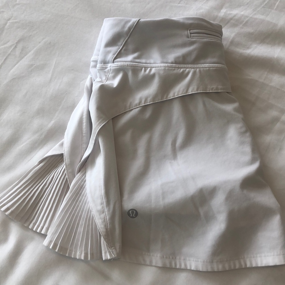Lululemon Pleated Size 6 Skirt in White